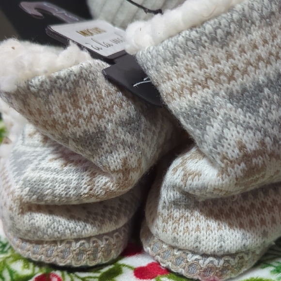 Muk Luks Knit Slippers in Gray and Cream 2 Pair Lot New With Tags - Picture 10 of 14